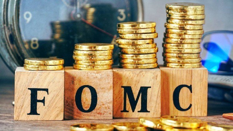 BTC holds above $105k ahead of FOMC