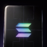Un dispositivo electrónico con el logo de la red Solana.