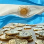 Bandera Argentina sobre varias monedas con el logo de BTC.