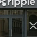 Puerta principal de un banco con el logo de Ripple.