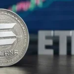 Una moneda física de solana junto a las letras ETF.